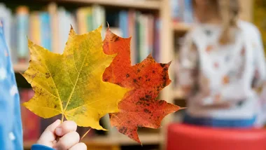 Jeżyk wkroczył do biblioteki - lekcja przyrody zamieniła się w twórczą zabawę