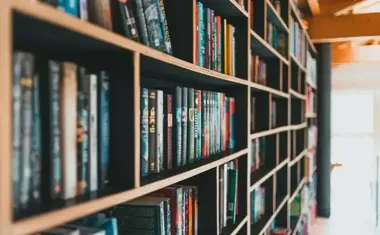 Tajemnicza paczka dla biblioteki. W środku znalazło się coś bezcennego