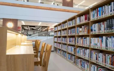 Wystawa w oknie biblioteki zabiera mieszkańców w podróż bez walizki